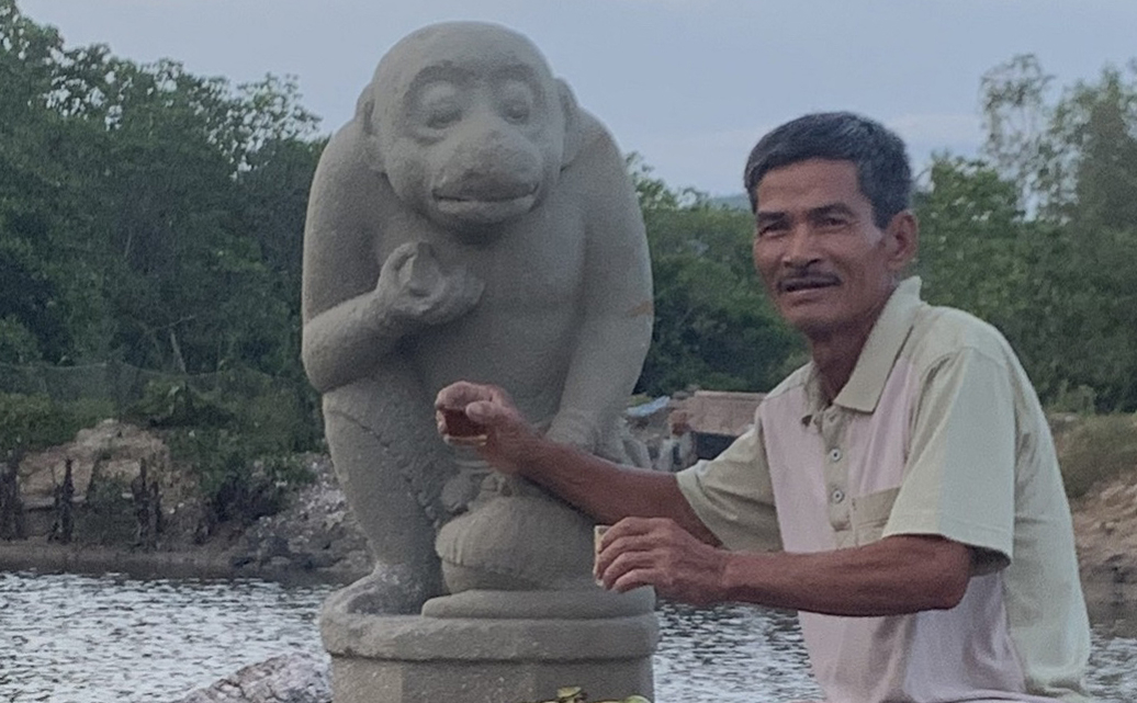 Ông Lực đặt bức tượng trên mỏm đá giữa ao cá nhà mình để thờ vì cho rằng tượng linh thiêng. Ảnh: Nhân vật cung cấp