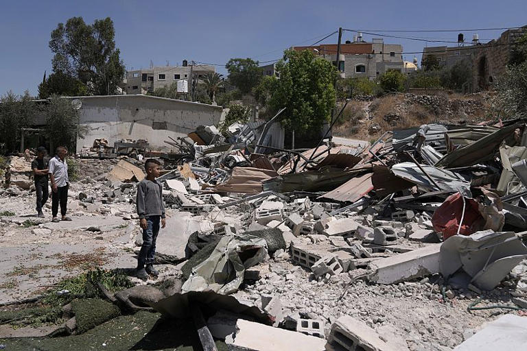 Palestinianos nos escombros de uma casa depois de ter sido demolida pelo exército israelita na aldeia de Beit Sira, na Cisjordânia, perto de Ramallah. 19 de agosto 2025 AP Photo/Mahmoud Illean