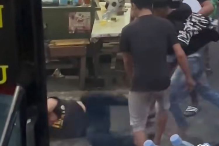 Calo Tiket Viral di Terminal Bungurasih Dikeroyok Penumpang