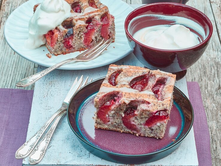 Mohnkuchen mit Zwetschgen: Rezept mit Mandeln und Amaretto