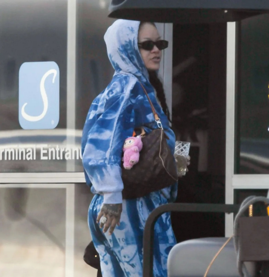 Η Rihanna με ένα κουκλάκι Labubu