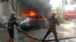 Mobil Ford Laser Terbakar Usai Isi Bensin, Pengemudi Selamat