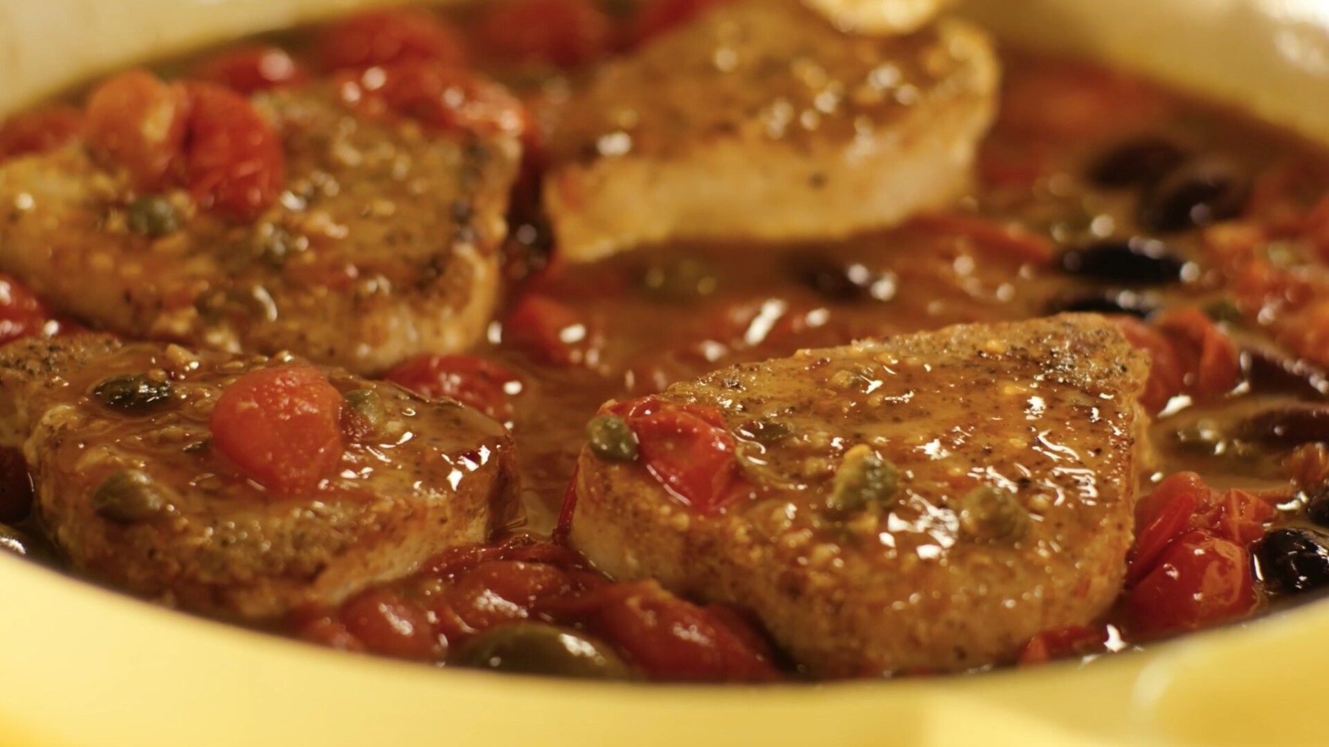 Pomodorini-Sauce mit Oliven, Kapern und Pinot Grigio