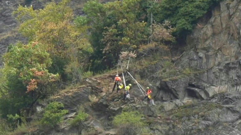 La roche reste instable au lendemain d'un éboulement mortel en Haute-Savoie