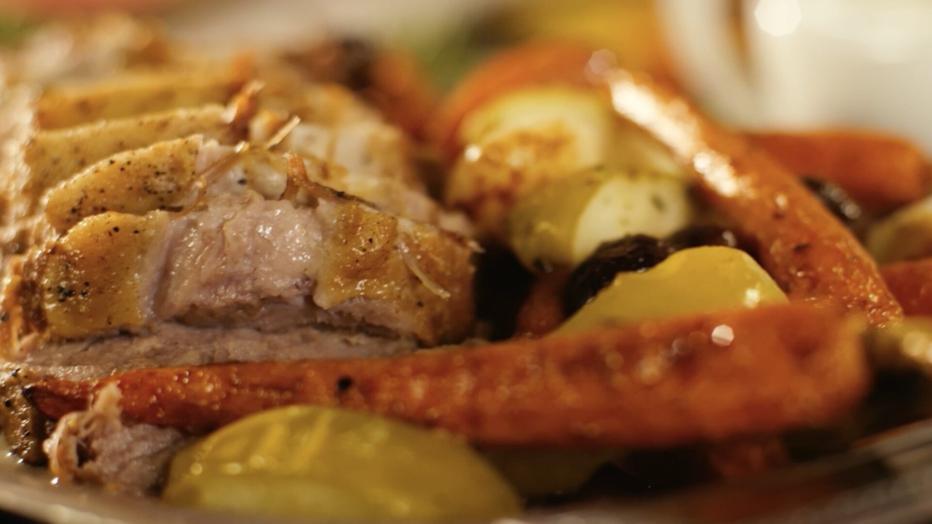 Schweinebraten mit Esskastanien und Wurzelgemüse