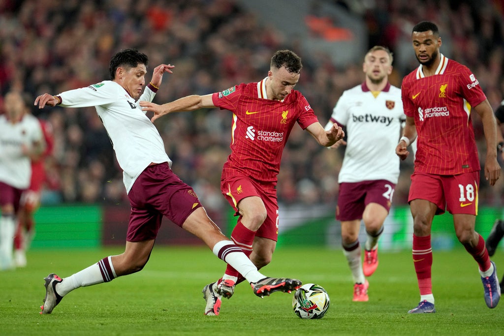 Edson Álvarez pelea el balón en un partido del West Ham | AP