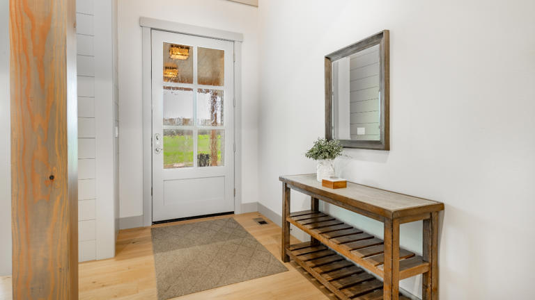 Mirror placements that brighten rooms without glare