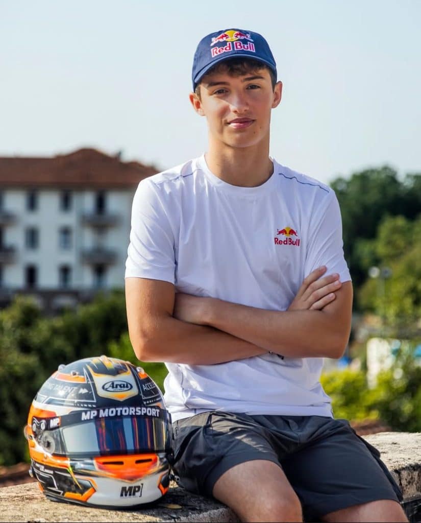 Mattia Colnaghi en su presentación como nuevo piloto de la academia de Red Bull. (@redbulljuniorteam)