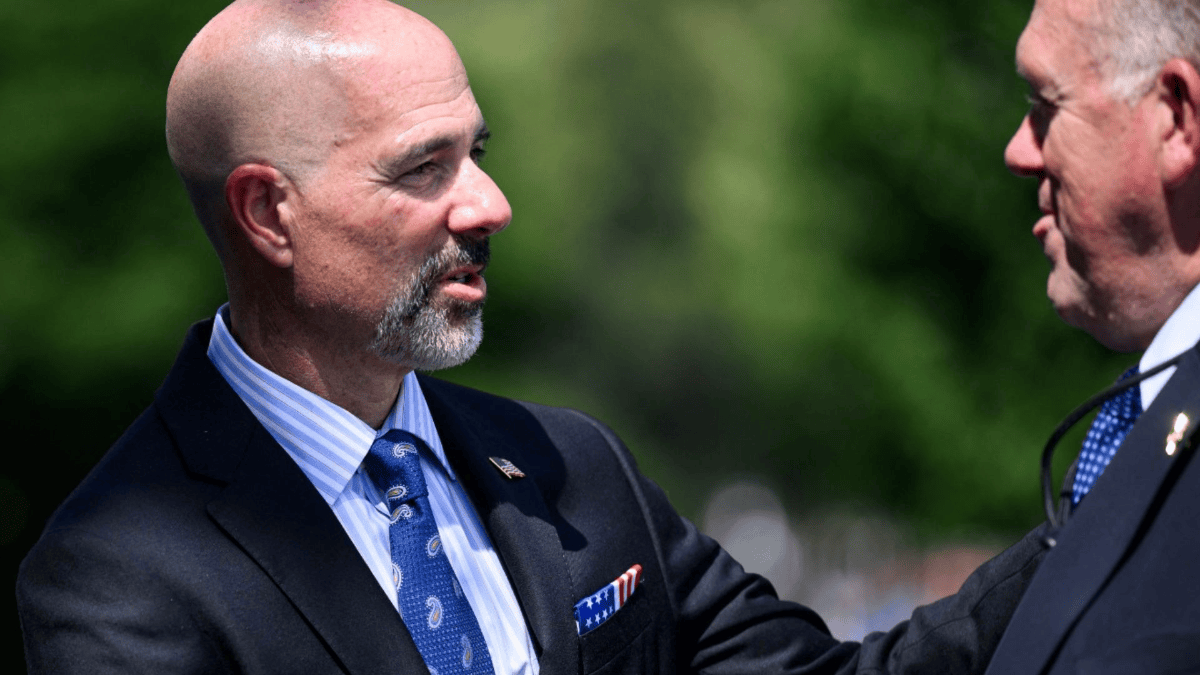 Director de la DEA elogia cooperación de México: "Decisión de bombardear a cárteles le corresponde a Trump"