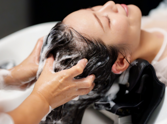¿Hay que lavarse el pelo todos los días? Un dermatólogo reveló cada cuánto hay que usar shampoo
