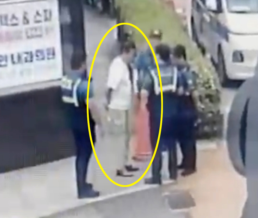 The Seoul Metropolitan Police Agency’s mobile patrol unit stops a man in his 60s wanted on multiple charges after he discarded a cigarette butt near Sillim Station in Gwanak District, southern Seoul, at around 11:30 a.m. on Aug. 20. [SCREEN CAPTURE]