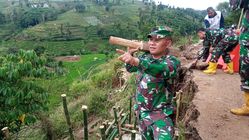 TNI, Polri, dan Warga Bahu Membahu Tangani Longsor di Kadakajaya Sumedang