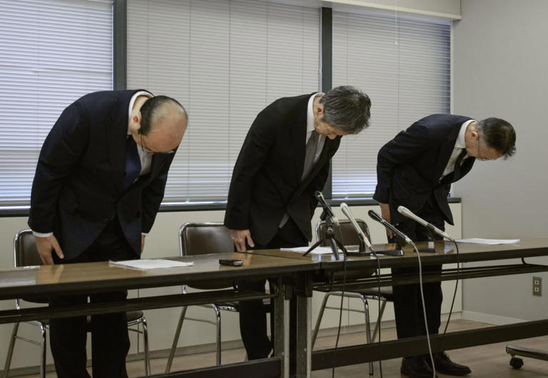 患者が死亡した医療事故について謝罪する神戸市立西神戸医療センターの北垣一院長（中央）ら＝21日午後、神戸市役所