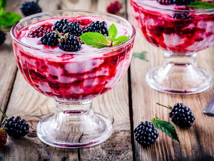 Schnelles Herbst-Dessert: Sahnige Brombeer-Vanille-Creme