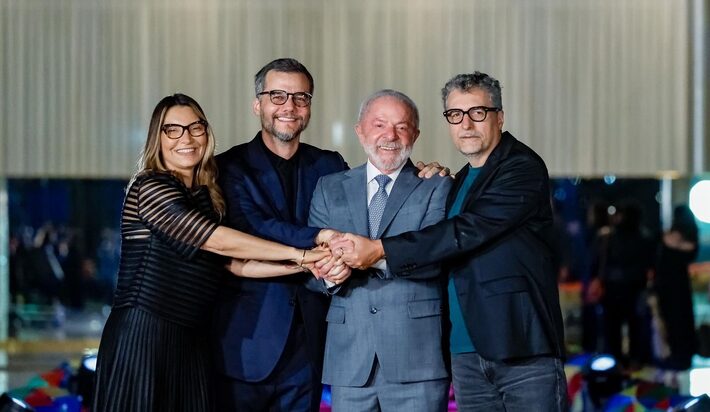 O ator Wagner Moura e o diretor Kleber Mendonça Filho foram recebidos no Palácio do Planalto por Lula e Janja para uma exibição especial do filme 'O Agente Secreto' Foto: Ricardo Stuckert/PR