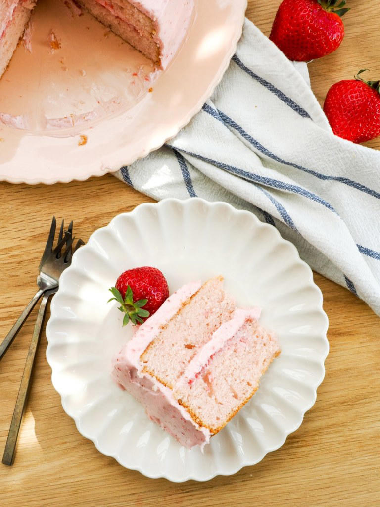 strawberry cake　0228 𝟐-𝐭𝐢𝐞𝐫 𝟔+𝟖 𝐢𝐧𝐜𝐡𝐞𝐬 𝐯𝐢𝐧𝐭𝐚𝐠𝐞