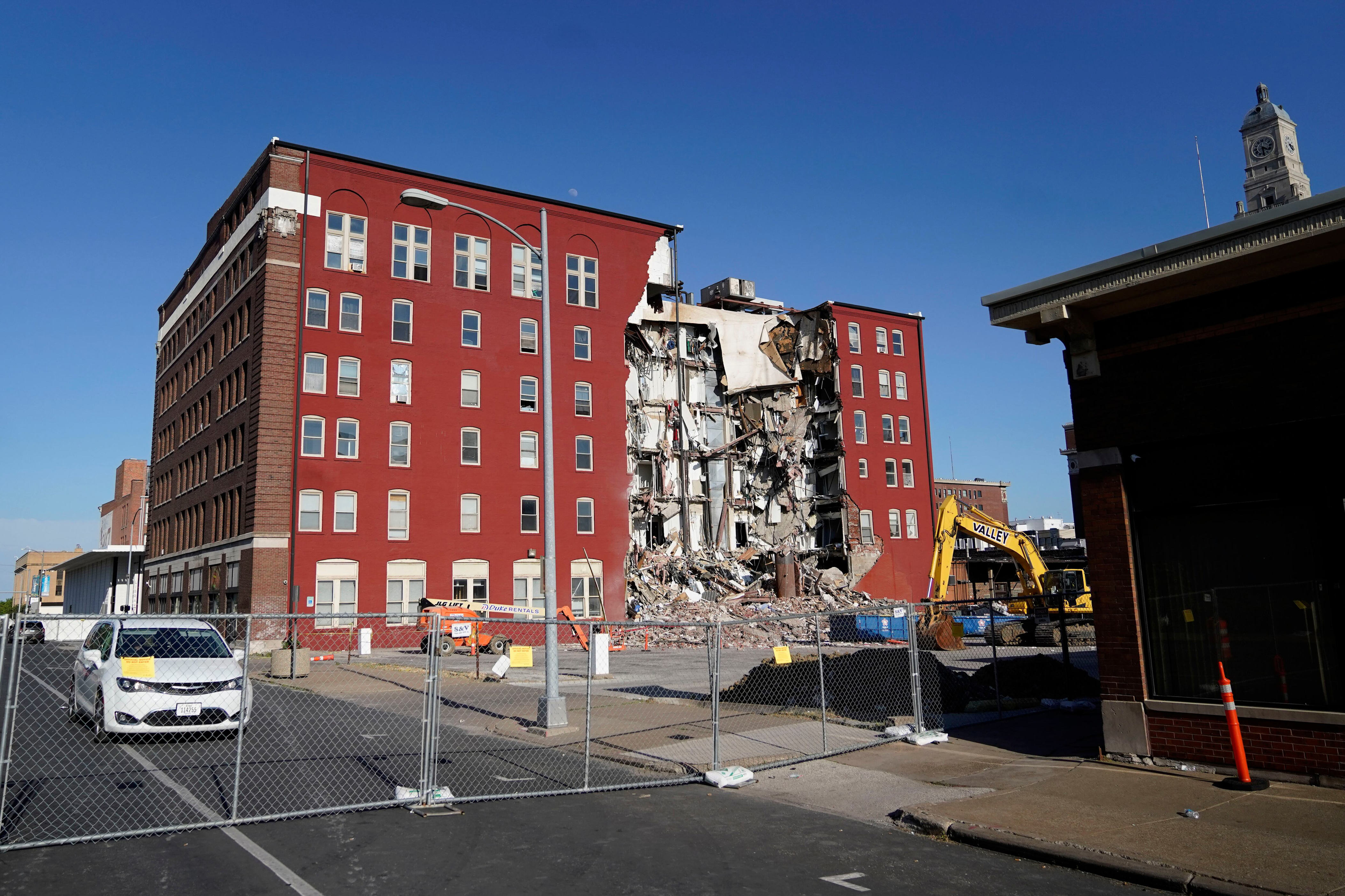 Building collapse inspectors to face lawsuit from survivors