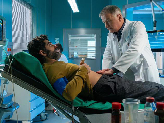 Dr. Roland Heilmann (Thomas Rühmann, r.) kümmert sich um seinen Patienten Razak Amari (Reza Brojerdi).