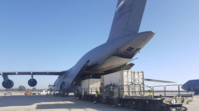Carga de un avión en el aeropuerto de la base de Rota.