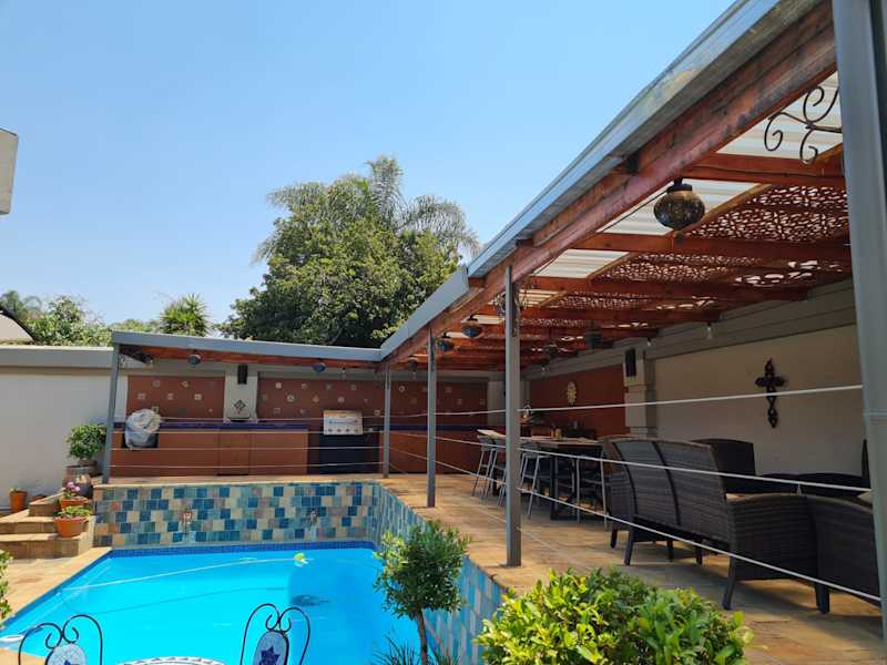 Outdoor plunge pool.