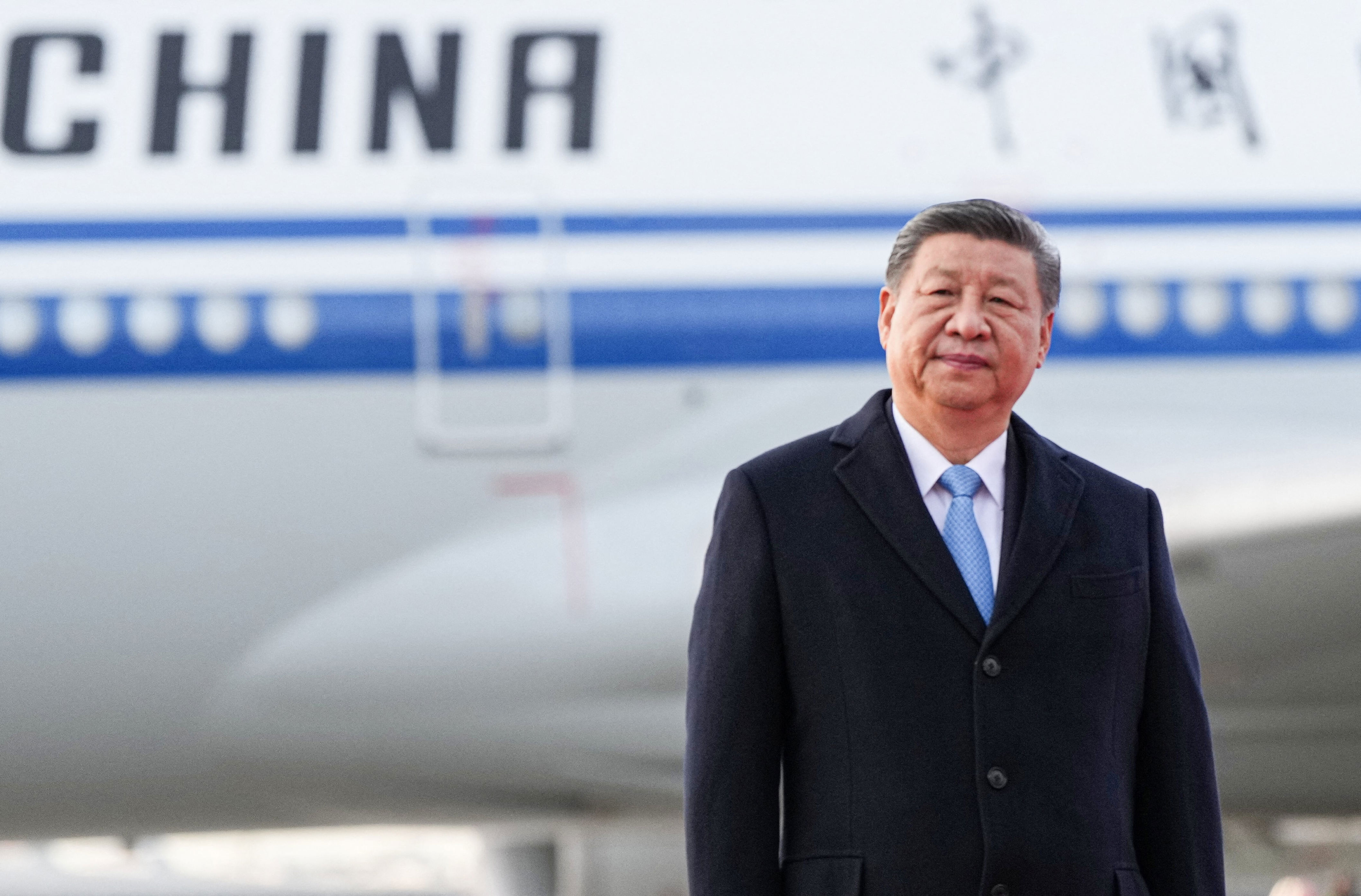 FOTO DE ARCHIVO: El presidente chino Xi Jinping participa en una ceremonia de bienvenida a su llegada al aeropuerto de Moscú, Rusia, el 7 de mayo de 2025. | Crédito: Alexander Vilf/Agencia anfitriona Ria Novosti/Handout via REUTERS/File Photo