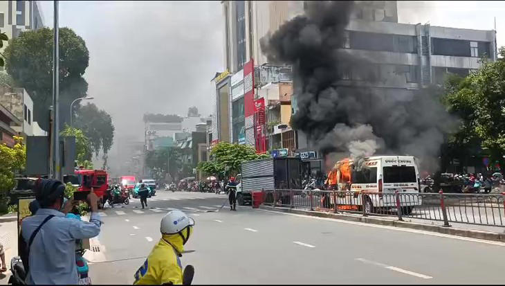 Lực lượng cảnh sát phòng cháy chữa cháy gần đó nhanh chóng triển khai lực lượng, dập tắt ngọn lửa - Ảnh: MẠNH TRẦN