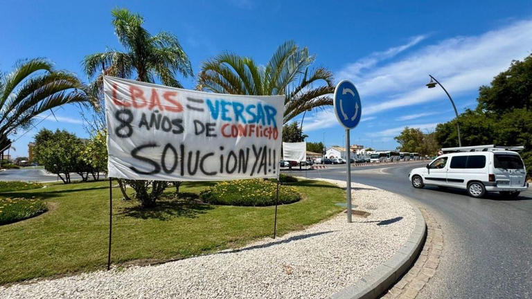 Pancarta denunciando el conflicto con la empresa norteamericana.