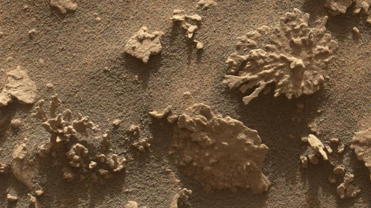 El rover Curiosity de la NASA encuentra la roca mas extraña de Marte