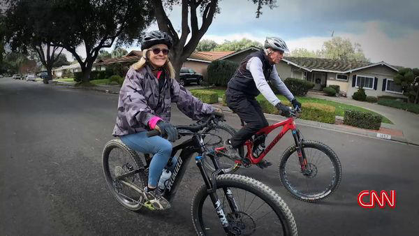 Devido à sua melhoria cognitiva, Tammy Maida (à esquerda) e marido Paul voltaram a desfrutar de passeios de bicicleta juntos foto CNN