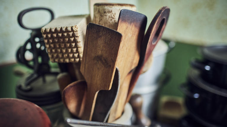 How to Identify Old Kitchen Gadgets: Expert Tips