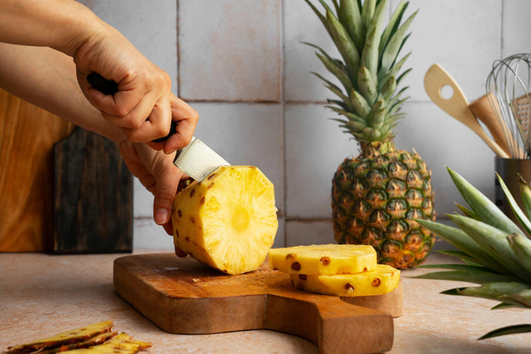 La piña es una de las frutas recomendadas para consumir por la noche gracias a su aporte de triptófano y fibra. Foto: Freepik