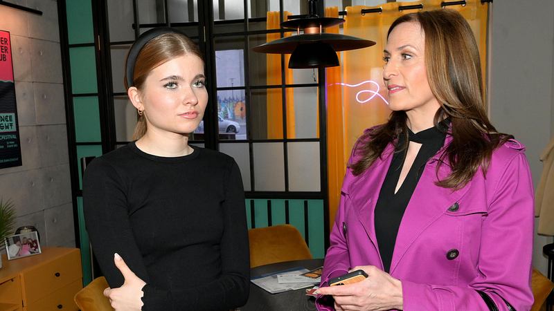 Katrin schaut Johanna an, die guckt ernst nach vorne.