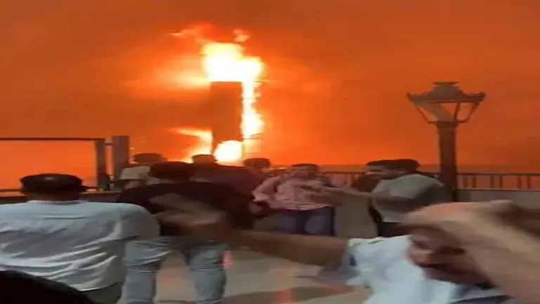 حريق هائل بالمؤسسة يلتهم محال تجارية (3)