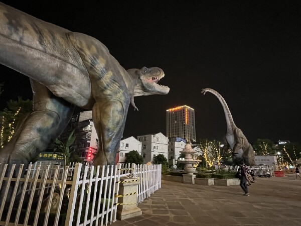 独家：巨幕影城门前和建筑上的巨大恐龙造像 