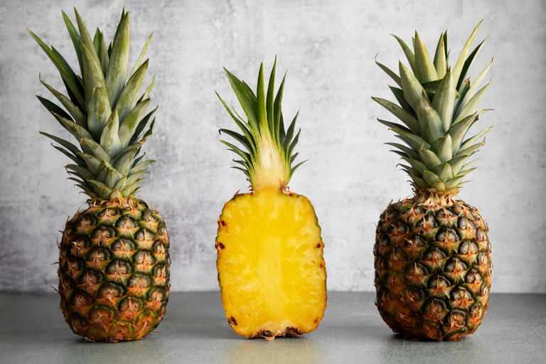 La bromelina de la piña ayuda a facilitar la digestión y disminuir la inflamación, beneficios útiles al final del día. Foto: Freepik