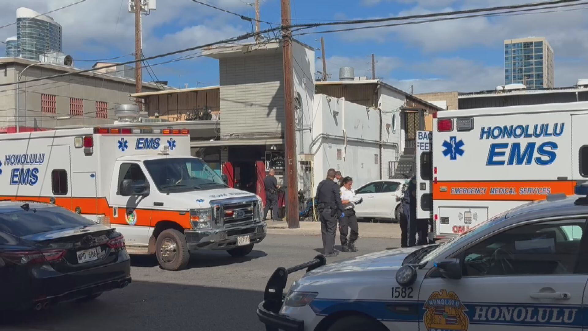 Police seek suspect in double stabbing in Honolulu bar Police seek suspect in double stabbing in Honolulu bar