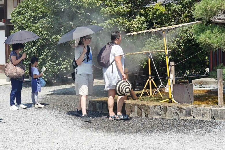 En période de canicule, les japonais utilisent des parapluies pour se faire de l’ombre et des brumisateurs sont installés dans les lieux publics. Crédit photo : Alexandre Bonazzi pour NeozOne