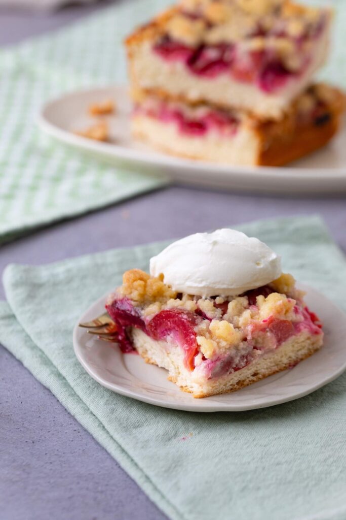 Pflaumenkuchen vom Blech mit Hefeteig &amp; Butterstreuseln