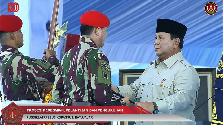 Presiden RI Prabowo Subianto saat prosesi peresmian, pelantikan dan pengukuhan di Upacara Gelar Pasukan Operasional dan Kehormatan Militer di Pusdiklat Passus Kopassus, Minggu (10/8/2025). Foto: YouTube/ Puspen TNI