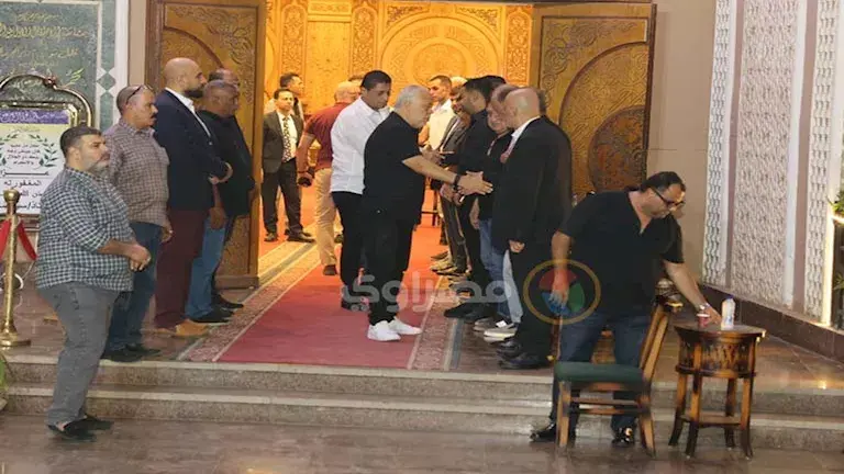 اشرف زكي في عزاء الفنان الراحل سيد صادق