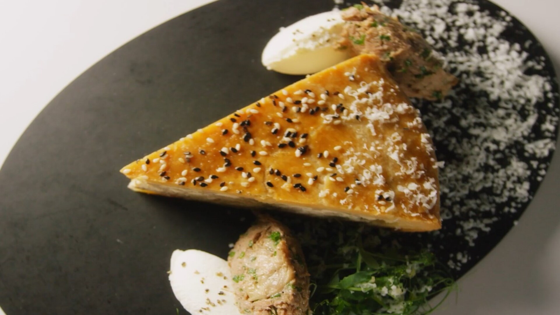 Zubereitung der traditionellen griechischen Kreatopita mit Lammfleisch ...