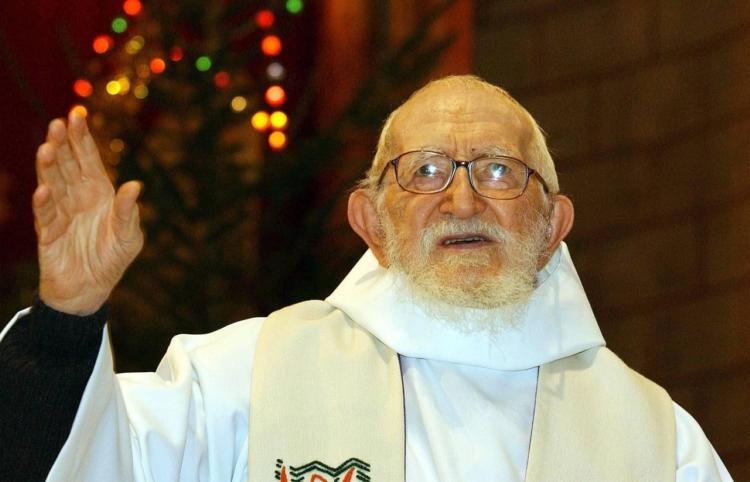 L’abbé Pierre, ici lors d’une messe en Bretagne en 2002.