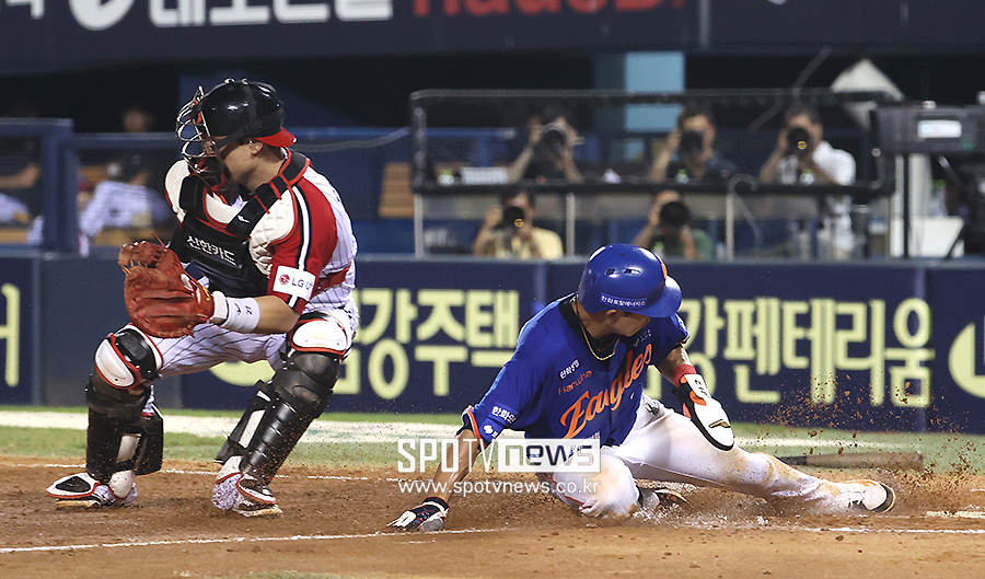 LG전 홈으로 뛰어드는 심우준