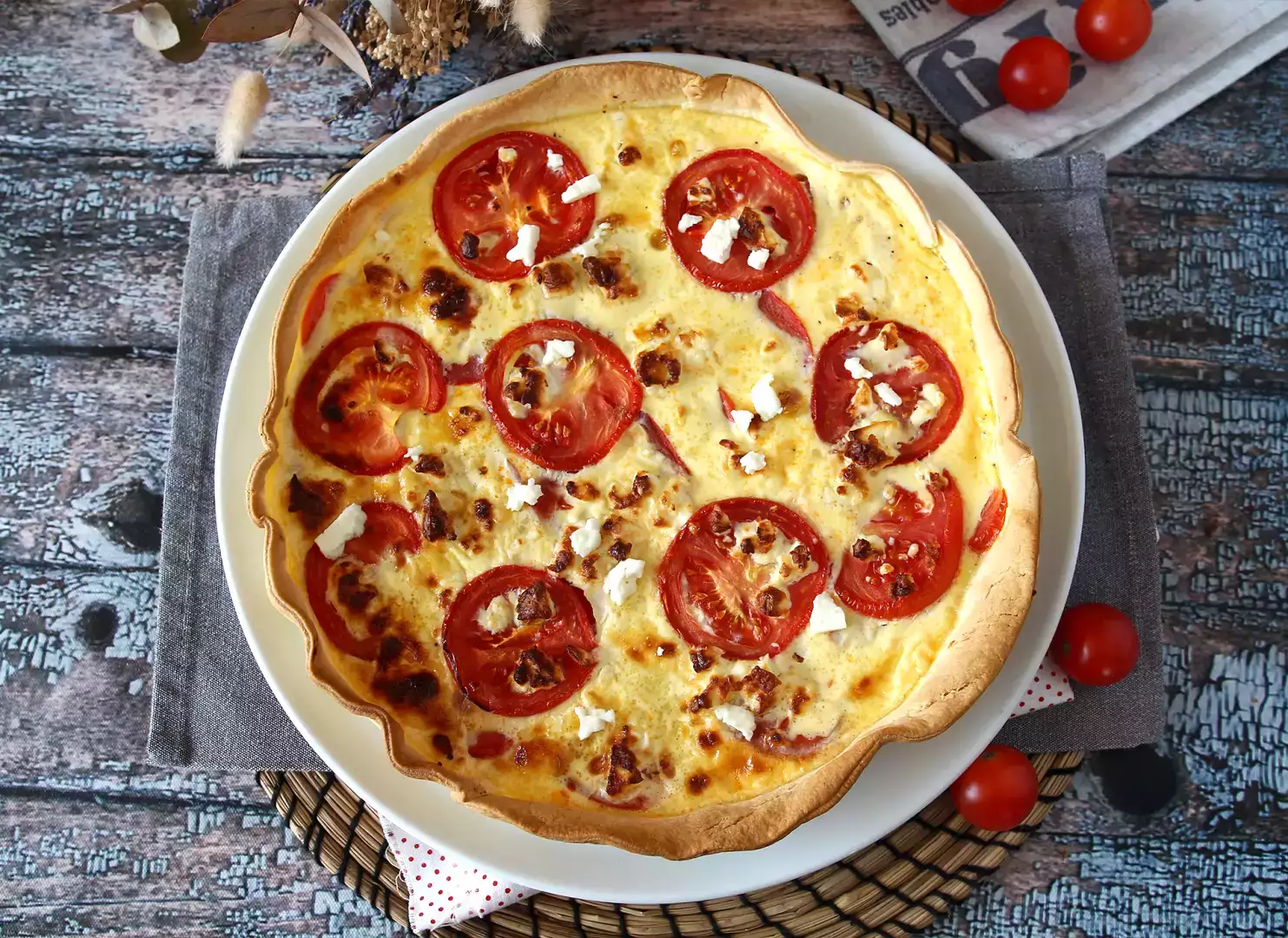 Vegetarische feta-tomaten-quiche, perfekt für ein picknick!