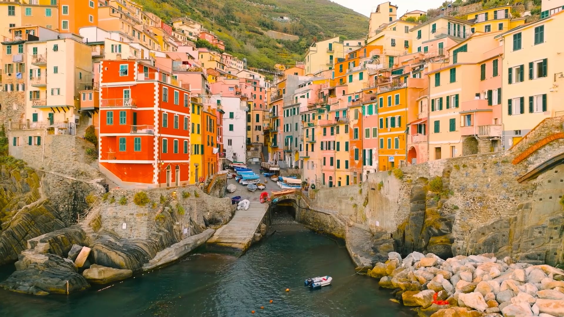 Über Ligurien schweben: Cinque Terre und Genua per Drohne eingefangen