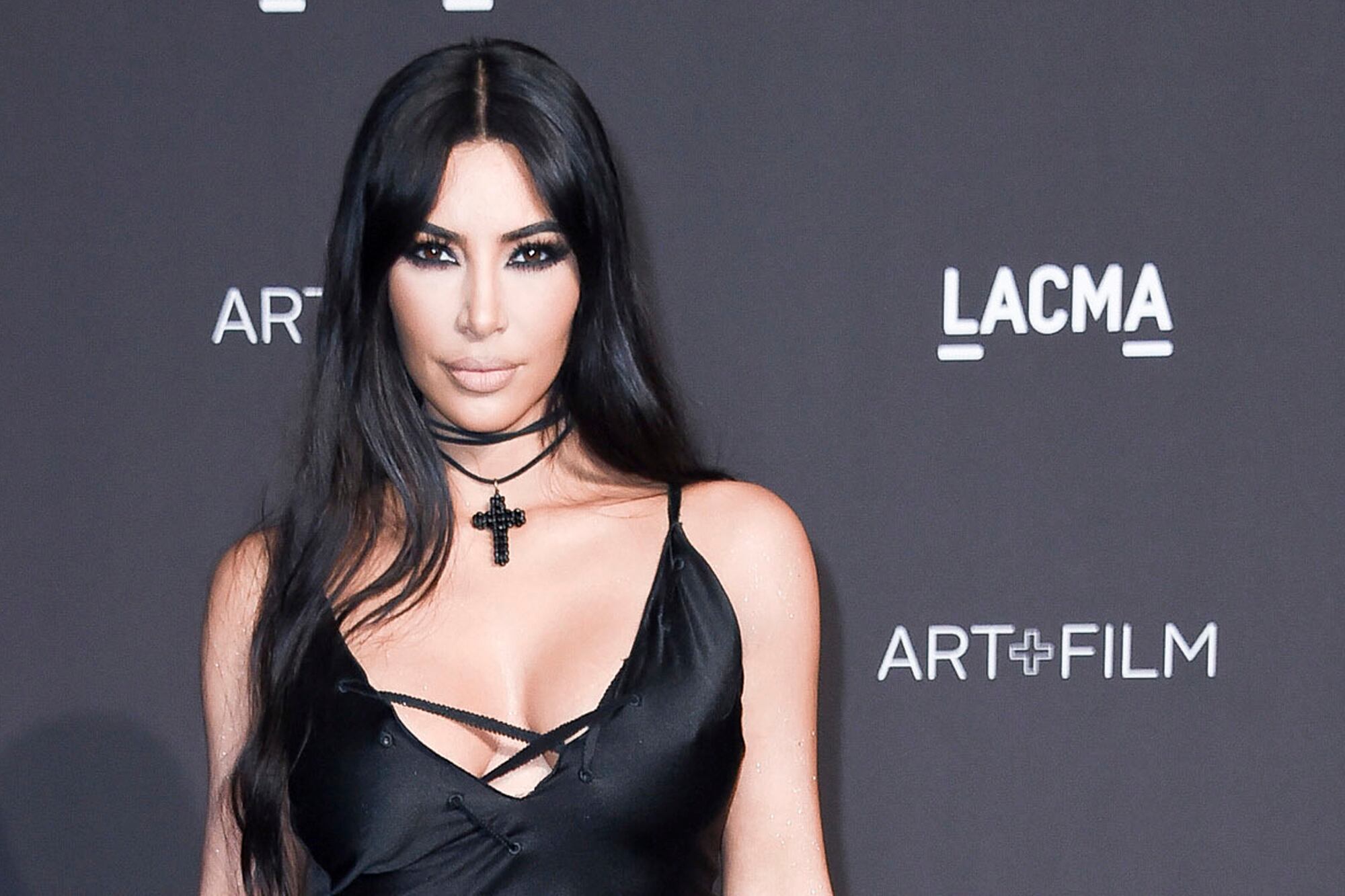 ARCHIVO - Kim Kardashian West en la gala 2018 LACMA Art+Film en el Museo de Arte del Condado de Los Angeles (LACMA) en Los Angeles. La estrella de realities y empresaria de maquillaje decidió cambiar el nombre de su línea de fajas Kimono Solutionwear después de que la gente se quejara en internet por apropiarse del nombre del traje tradicional japonés en el nombre. (Foto Richard Shotwell/Invision/AP, archivo)