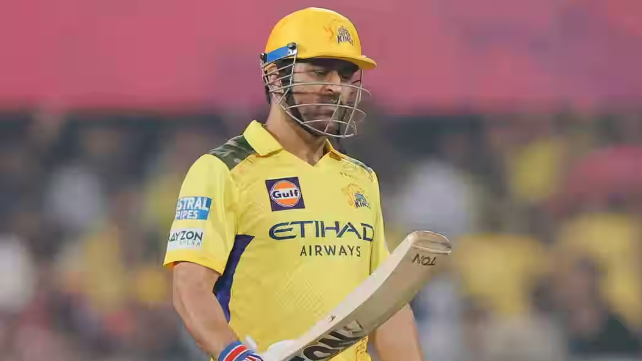 Mere Ghutne Main Jo Dard : MS Dhoni #39 s Witty Reaction To Fan #39 s Request Mere Ghutne Main Jo Dard : MS Dhoni #39 s Witty Reaction To Fan #39 s Request
