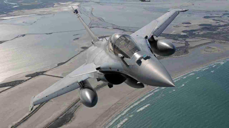 ダッソー、インドネシア向けに42機の軍用機契約で初のラファール戦闘機