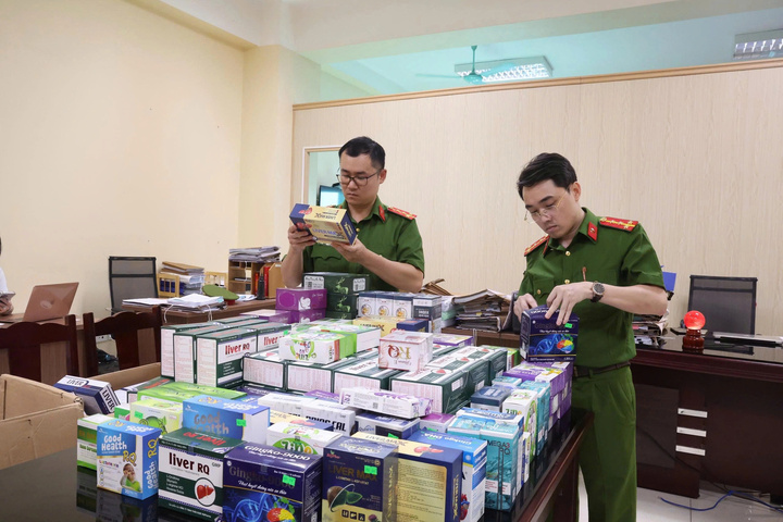 Công an khám xét, thu giữ thực phẩm chức năng giả. (Công an tỉnh Phú Thọ).