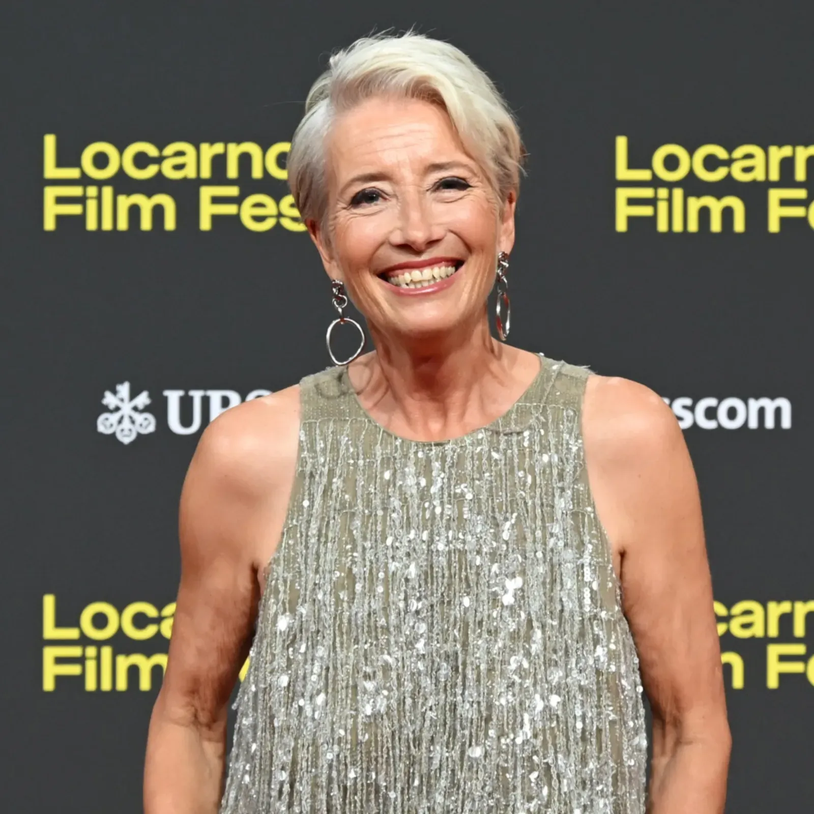 エルトン・ジョン】英語版ウィキペディアを日本語で読む【Elton John】｜英語de洋楽（英語でAI／英語で洋楽）, image size:1600x1600